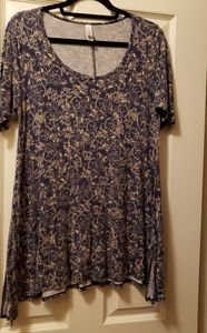 XS Lularoe Perfect Tee.